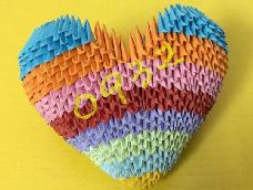 这个心形是通过多个颜色插叠形成的，插叠后也可以做为篮子装东西等。插叠的方法简单，容易上手，喜欢的朋友可以做做看。