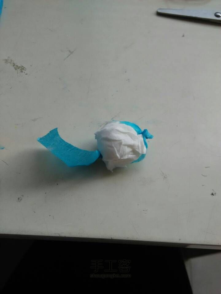 梦幻蓝皱纹纸手环 第4步