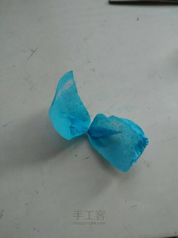 梦幻蓝皱纹纸手环 第3步