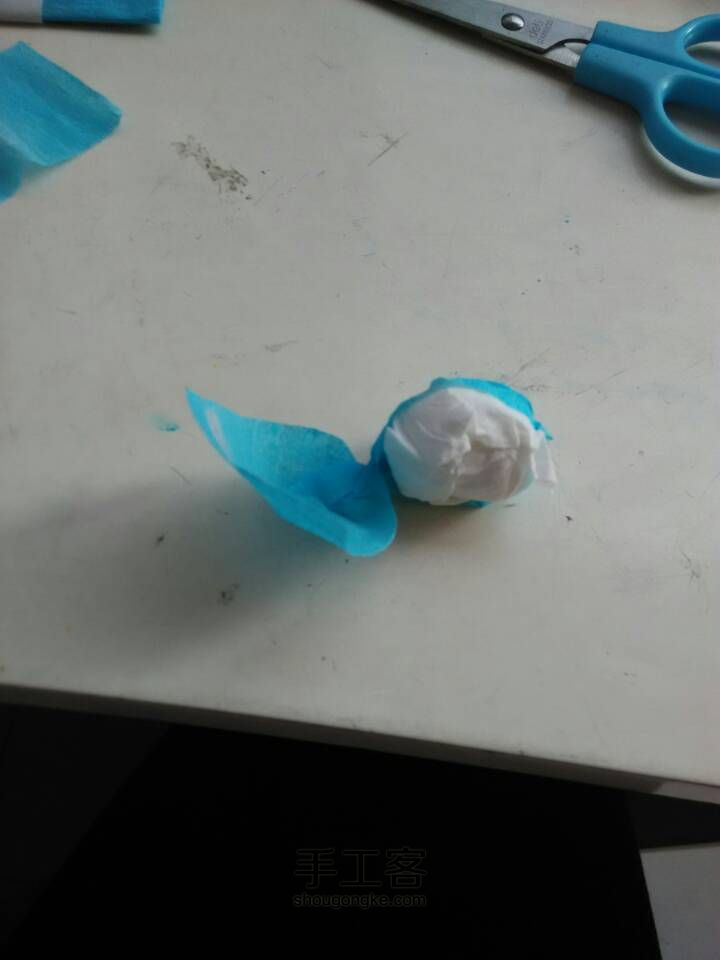 梦幻蓝皱纹纸手环 第1步