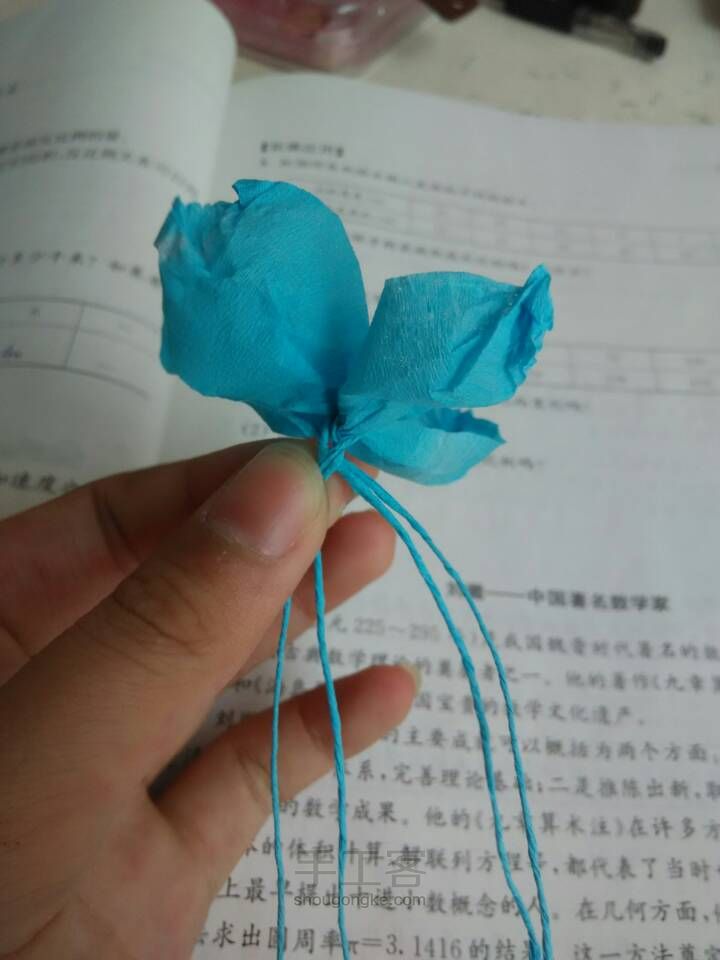 梦幻蓝皱纹纸手环 第8步