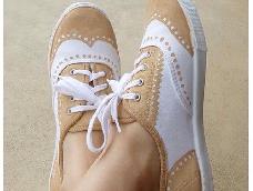 小白鞋是非常好搭配的时尚单品，搭配当下流行的布雷泽纹饰，有增添复古气息，满满的时尚文艺气息哦～