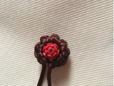 云雀结是古老的汉族传统手工编织工艺品，属于中国结的一种。此结简单，也最实用。此结可应用于结于饰物之间相连或固定线头之用，或做饰物的外圈用。
