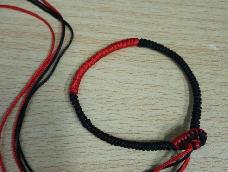 今天给大家介绍一种比较简单的手绳编制！