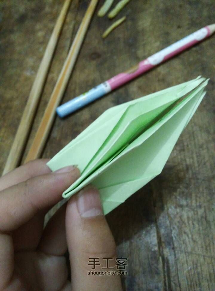 千纸鹤的折法。 第13步