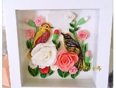 将不同的材料组合，纸与永生花，以鸟为主体，搭配纸玫瑰和永生花玫瑰，使鸟儿活色生香！
