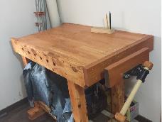 榫卯是木工技艺中的集大成，做好榫卯真心不容易。我的这张木工桌，用的最传统的透榫结构，但是因为条件所限，榫头榫眼的加工，全部用的一种变通方式，大大降低了榫卯结构制作的难度，真的是人人都会做的榫卯结构木工桌