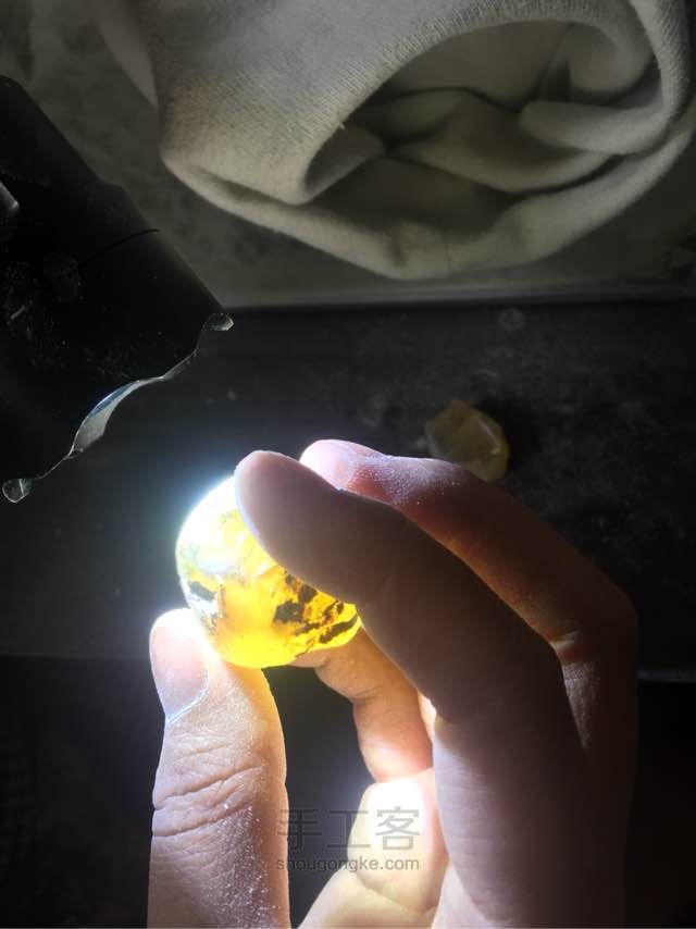 多米尼加蓝珀手工磨珠珠，步骤 第4步