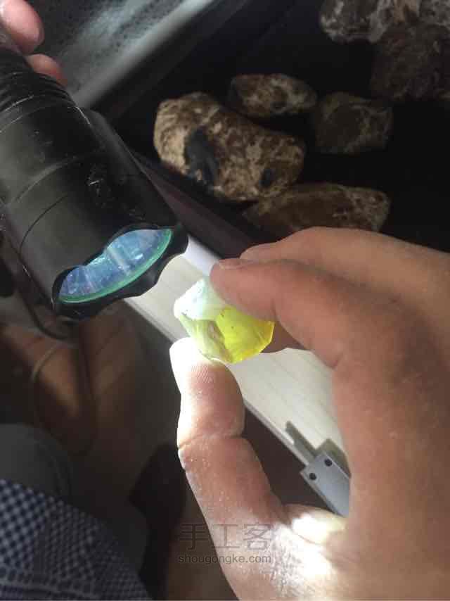 多米尼加蓝珀手工磨珠珠，步骤 第2步