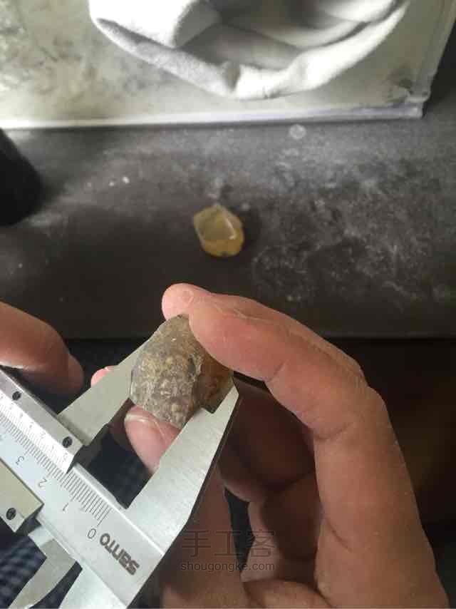多米尼加蓝珀手工磨珠珠，步骤 第6步