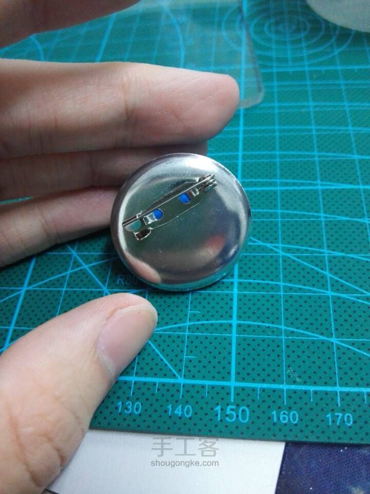 粘土胸章 第4步