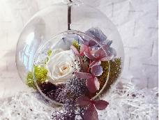 永生花玻璃花球
永生花：经过一定过程处理之后，永不凋谢的花朵，花语为永恒的爱。