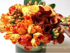 ❤️～春的繁花已锦簇！一款小小花艺课程-生如夏花- 同色系鲜花拼插。橘色系是欢快活泼的光辉色彩，用它做出的花艺，代表着富足、快乐而幸福。第一步：花材（这次用到：马蹄莲、郁金香、火龙珠、非洲菊、玫瑰）。准备工具：花剪、胶带、玻璃花器。第二步：开始操作，干净的玻璃瓶用巴西叶环绕装饰一圈，不留空隙。第三步：在瓶口用胶布粘贴做出均等分隔。第四步：梳理花材多余的叶片，用花剪✂️，按需要的高度斜切花茎。最后远观作品整体层次，稍作调整，插花就是熟能生巧的过程，手痒就来试试吧！                                               喜欢请收下。