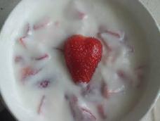 草莓和酸奶在一起更配哦！