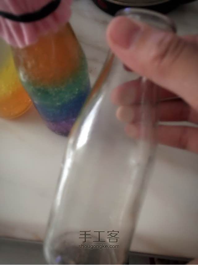 酸奶瓶改造成彩虹瓶啦 第3步