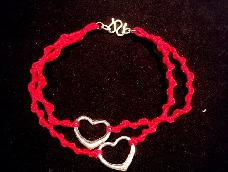 在一家买银项链送了两个心形吊坠，于是拿来编个红绳手链==相当简单，一看就会哦～