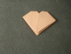 先把纸对折成三角形
展开
把一个小三角形折上去
把两边向中间对折
把后面的三角形折下去
把中间的三角形剪掉
两边突出的往后折