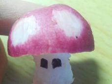 夏天到了，好多卖小水萝卜的，突发奇想，做了个小蘑菇～