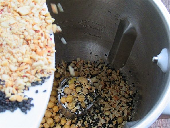 黑芝麻花生香浓豆浆 第7步
