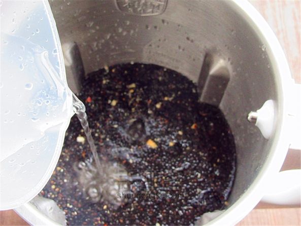 黑芝麻花生香浓豆浆 第8步