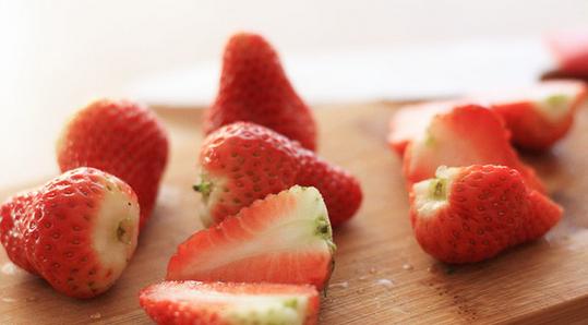 草莓玉米片奶昔 第2步