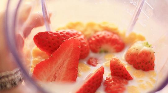 草莓玉米片奶昔 第3步