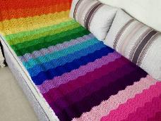 想做一条毯子，但是不管是材料包还是直接买毛线搭配，都好贵啊。买了最便宜的毛线，缠毛线球都缠了一个星期，宝宝睡了就织一点，织了一个月才算完成