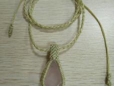 这款是比较简单的包边吊坠 所用到的结是:雀头结,斜卷结 
 项链绳用的是:四股辫 ,斜卷结