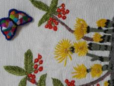 刺绣一只立体蝴蝶，可以做胸花，可以做装饰，精巧可爱