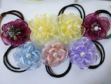 这种方法简单易学，做出的花花立体逼真，非常漂亮，适合的材质主要有：雪纱，缎带，螺纹带。个人最喜欢珍珠纱做的这款黄花。