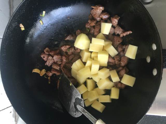 土豆牛肉盖浇饭 第9步