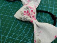 大多发饰蝴蝶结都是用胶水粘合的。今天我们用双手为自己缝制一个布艺的蝴蝶结更牢固，自己喜欢什么花色就可以为自己缝制一个。