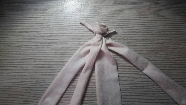 旧T恤的袖子拿来编绳 第15步