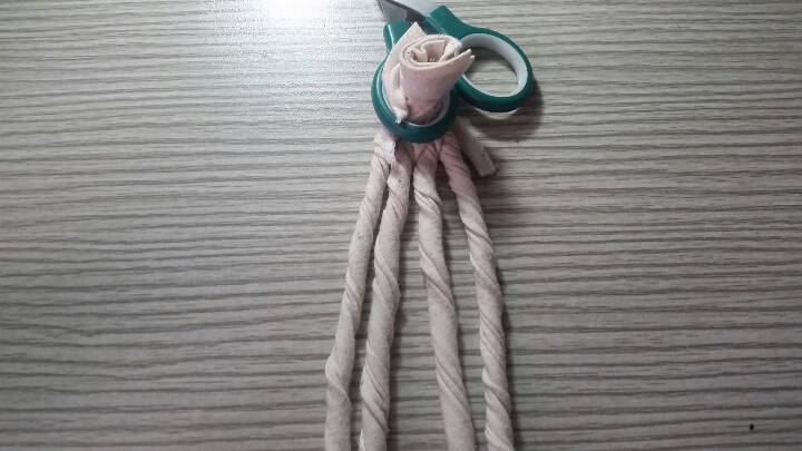 旧T恤的袖子拿来编绳 第16步