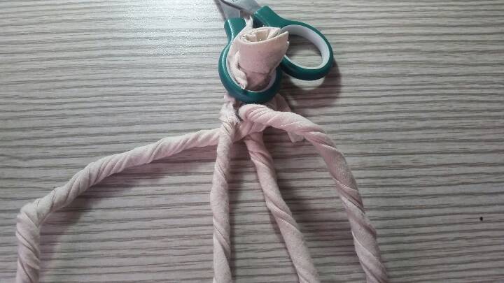 旧T恤的袖子拿来编绳 第17步
