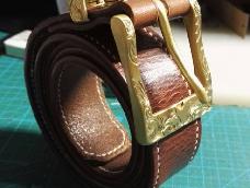 皮带是大家生活中最常用的皮具，最近给老丈人做了一条还没有打孔，用的是18家的意大利头层牛皮，老马家的纯铜錾刻带头带圈，比较适合新手制作，工具比较简单。