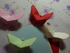 用正方形小纸片做彩色小蝴蝶，很简单易学，又很美观哦😘