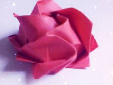 只要一张纸就可以折出一朵漂亮的玫瑰花。