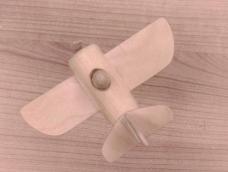 模仿北欧风格，利用木头边角料，做了个Q版小灰机，比例尺寸无从考证，个人发挥。机身、底座松木材质，主翼、尾翼三合板、螺旋桨用雪糕棒削成。