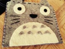 在学校让老姐买了一包不织布回家激动万分的帮基友做了一只龙猫零钱包✧٩(ˊωˋ)و✧毕竟第一次辣不喜勿喷(╭☞•́ω•̀)╭☞