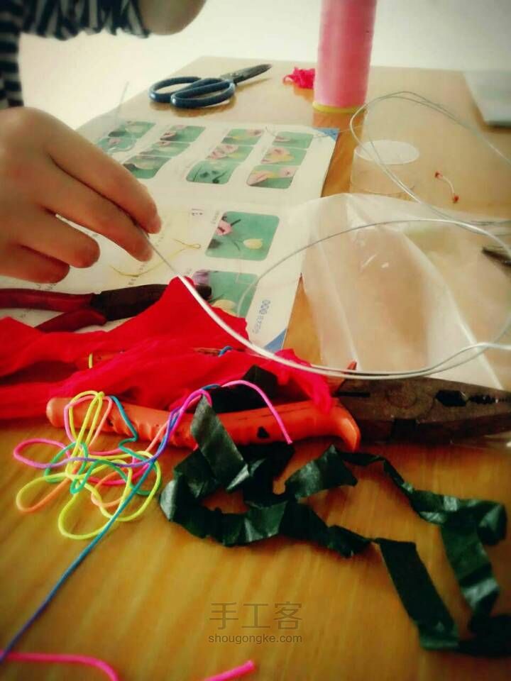 准备材料:彩色丝网袜，线，剪刀，钳子，铁丝一粗一细，绿胶纸 第5步