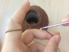 想为初学者分享一下在钩针编织时的拿针和挂线方法。还有最基本的锁针编织