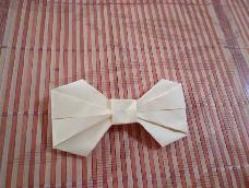 这个蝴蝶结非常简单，只需要一张纸，就可以。