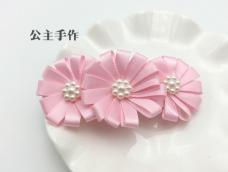 应粉丝 [东京的雨] 之托，出此教程 ，日系小清新的三朵粉色小雏菊很是可爱~，简单的外表含着一种甜美的公主气质~~学会了之后欢迎在教程下方交作业哦。