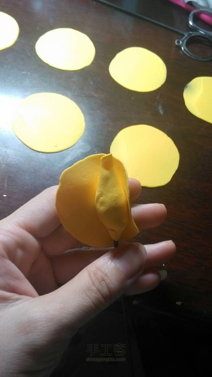 粘土玫瑰花束 第3步