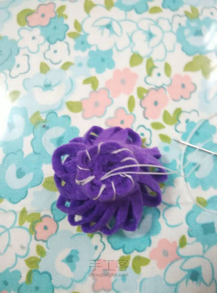 紫色不织布小花朵 第4步