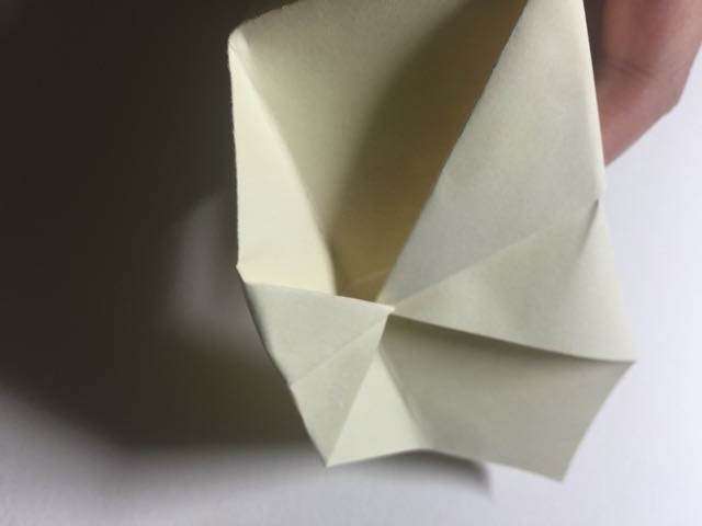 （纸盒系列八十七）一款简单纸盒折法 第7步