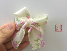 很简单的一个蝴蝶结做法，可以用来做发夹、头绳、胸针等装饰哦～