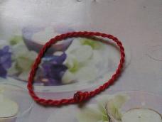 这种手链其实很简单的，什么颜色都行，大多数人喜欢用红色来做红绳手链。