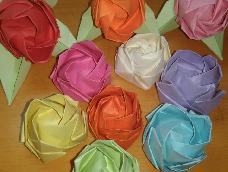 川崎玫瑰，一种折纸艺术中的玫瑰花作品，以其发明者川崎敏和（Toshikazu Kawasaki）先生的姓氏命名。川崎玫瑰以形状逼真著称。川崎玫瑰也和欧美玫瑰的相似度很高，也算是欧美玫瑰的简化版。